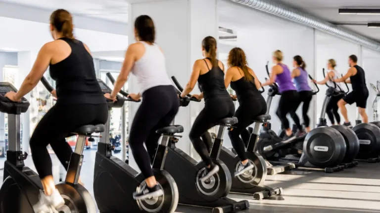 Marbella renueva el gimnasio Rafael Vera con nuevas bicicletas y elípticas autogeneradas