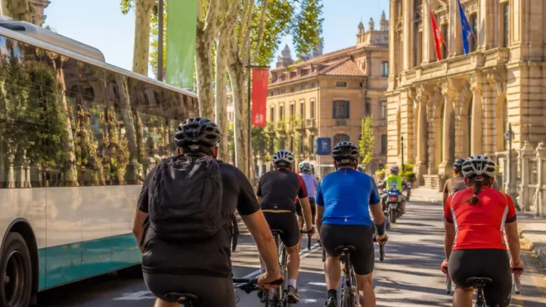 Mark Wagenbuur recorre Pamplona y pone el foco en la bicicleta como medio cotidiano