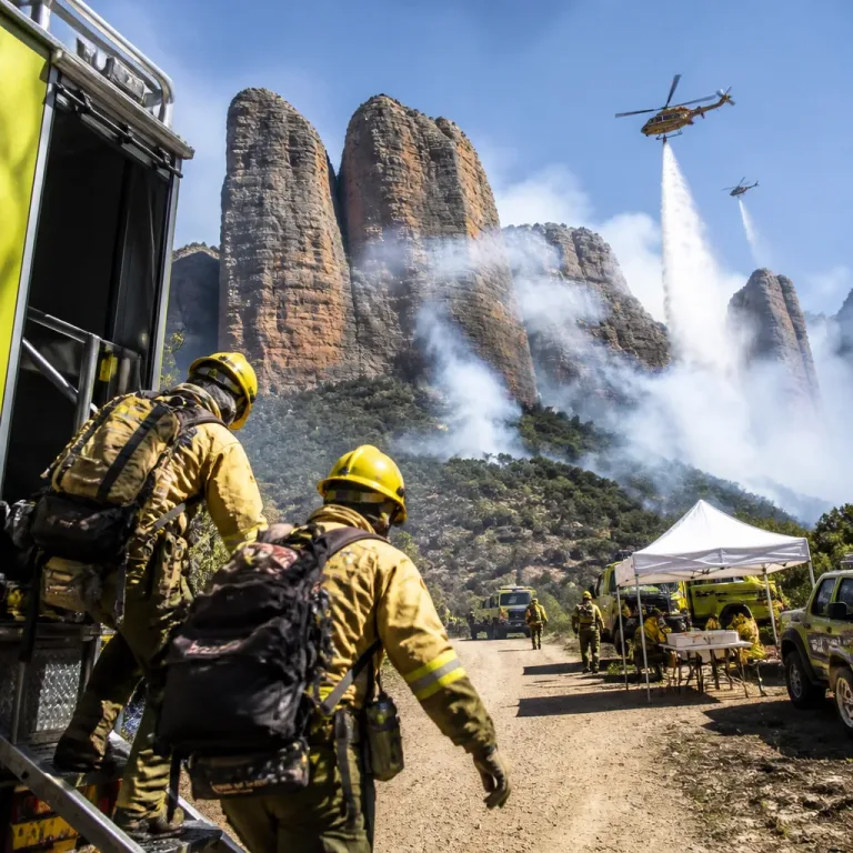 Cataluña envía Bomberos a Huesca para reforzar la lucha contra el incendio de Las Peñas de Riglos