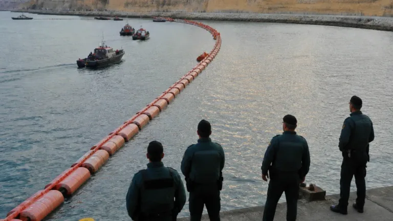 Melilla instala una barrera marítima provisional para reforzar el control fronterizo y genera críticas
