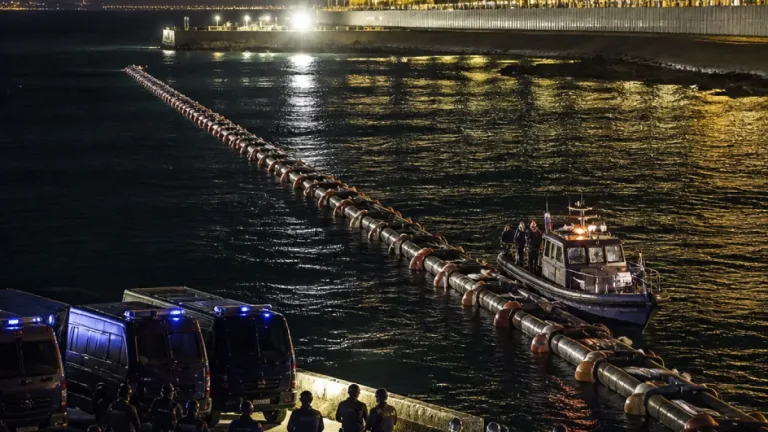 Melilla refuerza controles y coloca una barrera flotante ante los llamamientos de nuevas entradas masivas