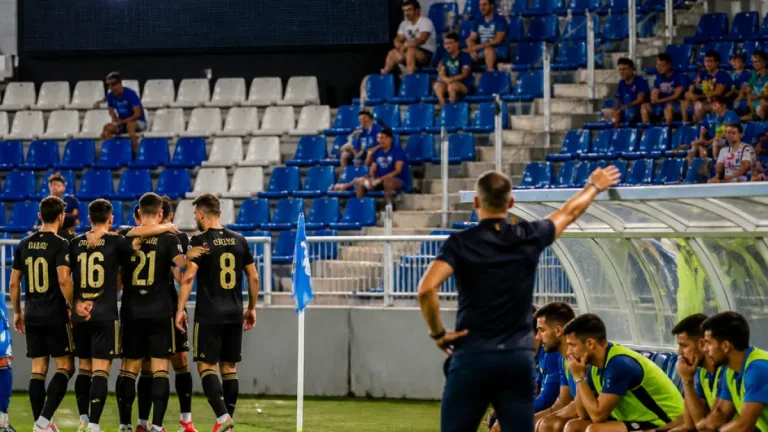 Mijas doblega al Xerez en Chapín y aprovecha la expulsión para ganar 0-1