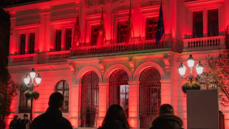 Móstoles ilumina de rojo su Ayuntamiento para visibilizar la Distrofia Muscular de Duchenne