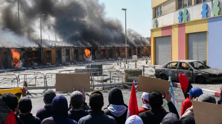 Noche de incendios y protestas en Ceuta tras la crisis migratoria: 40 chabolas calcinadas y críticas a la gestión