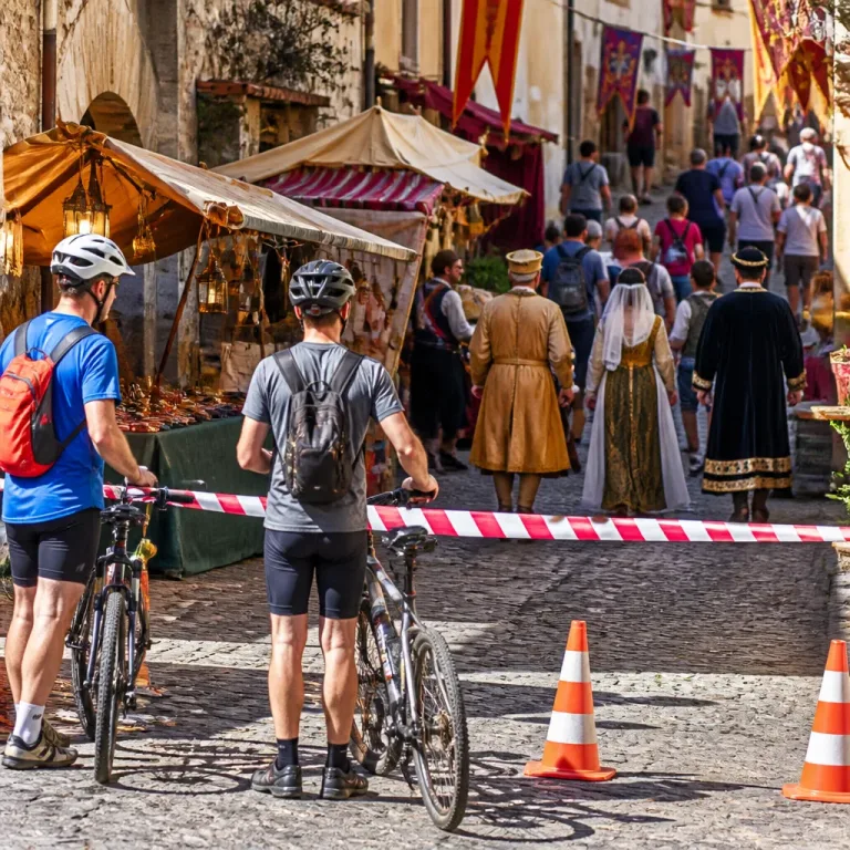Cuenca Histórica despide su décima edición con desfile, cicloturista y pasacalles final