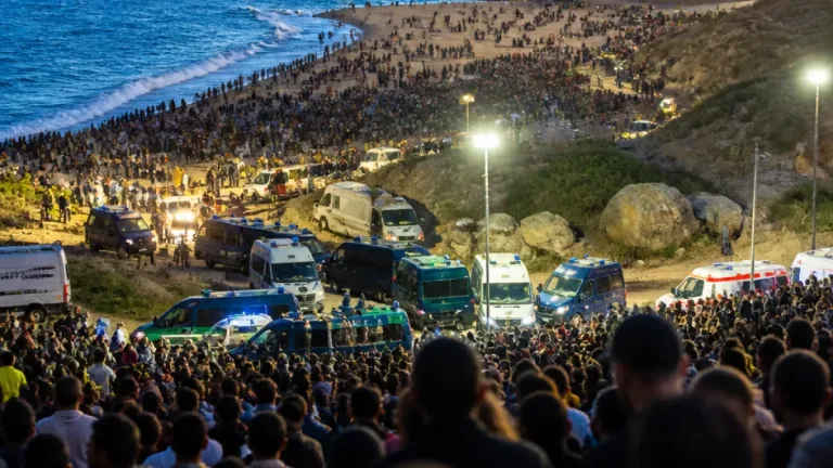 Operación para desalojar playas en Ceuta colapsa tras irrupción masiva de migrantes