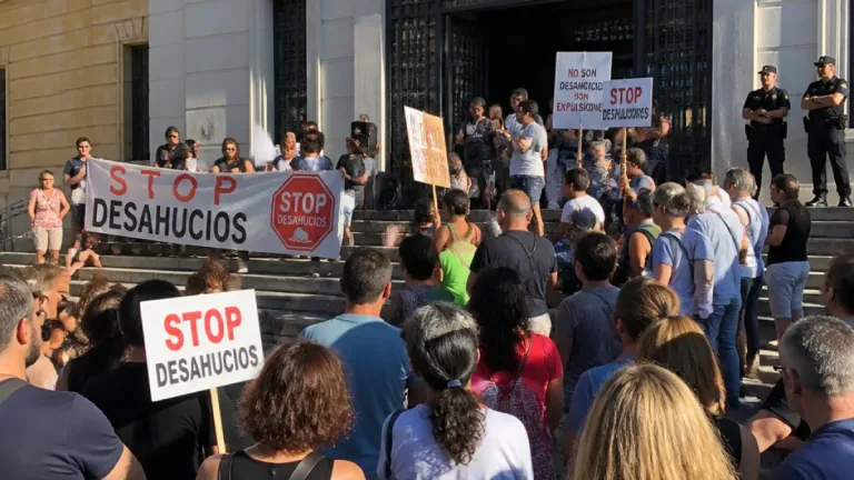 Palma acoge una concentración de apoyo a Maricarmen y denuncia la situación de los desahucios
