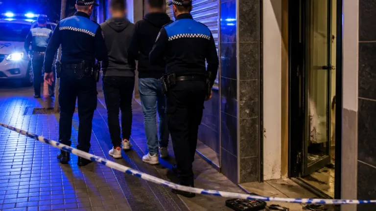 Policía localiza y detiene a dos personas tras intervenir en una ocupación en Barakaldo