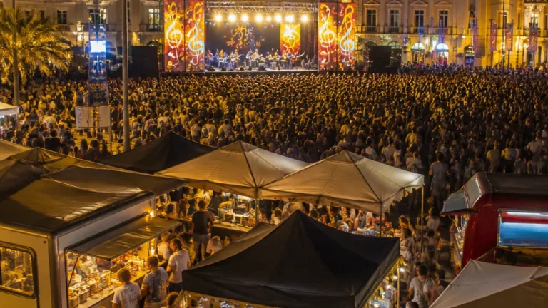 Rosario Flores cierra la programación musical del Día de Melilla en una Plaza de las Culturas abarrotada