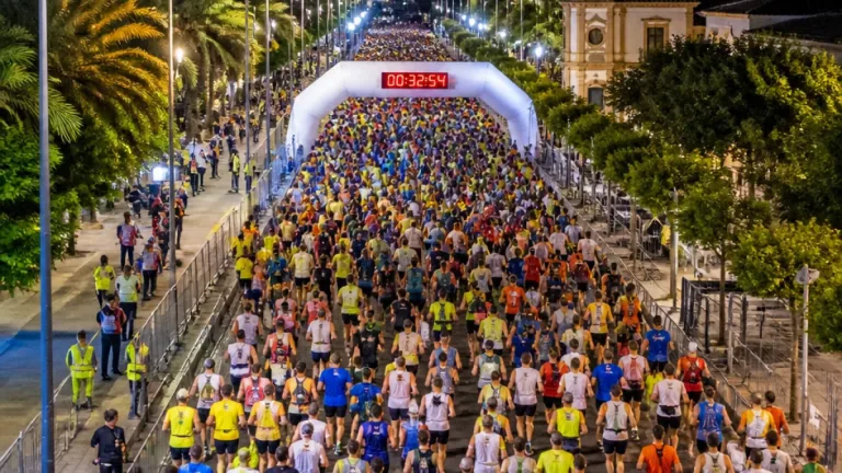 Sevilla registra un récord histórico con 26.000 corredores en la Nocturna del Guadalquivir