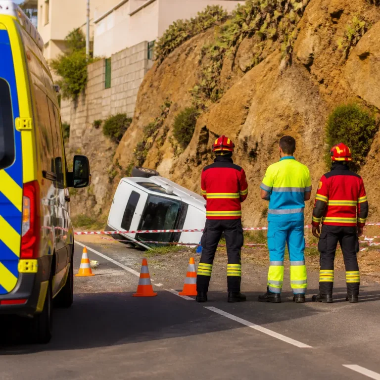 Un hombre herido de carácter moderado tras caer su coche por un desnivel en La Aldea