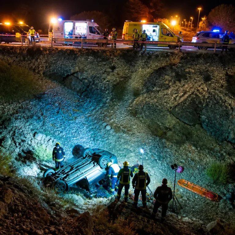 Dos heridos tras precipitarse un vehículo por un barranco de 40 metros en Telde