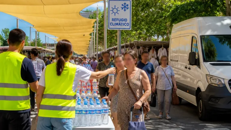 Torrejón de Ardoz refuerza medidas por la ola de calor: alcalde reparte agua y activan refugios