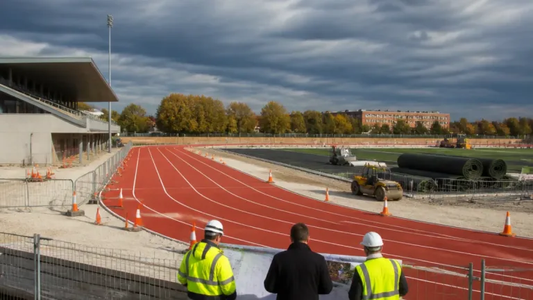 Torrent renueva la pista de atletismo de Parc Central tras los daños de la DANA