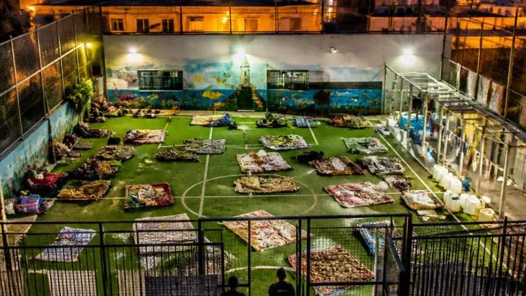 Unas 350 mujeres y niños duermen en un campo improvisado en La Reina tras llegar a nado a Ceuta