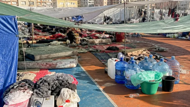 Vecinos de Ceuta habilitan un campamento para proteger a más de 300 mujeres y niños migrantes