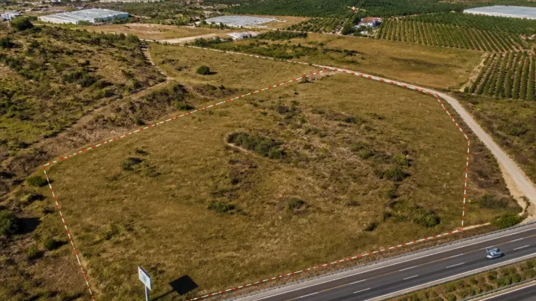 Vélez-Málaga avanza en la adquisición de 32.598 m² para la desaladora de la Axarquía