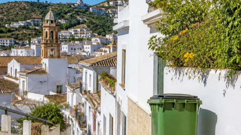 Vélez-Málaga mantiene bonificaciones de hasta el 95% en la tasa de residuos para hogares vulnerables