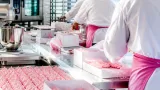 À Arras, des apprentis confectionnent 200 000 meringues pour soutenir Octobre rose