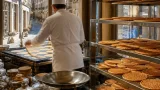 À Quimper, la biscuiterie de Locmaria préserve la fabrication manuelle de 700 crêpes dentelles par jour