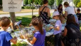 À Saint-Lô, des enfants apprennent à cuisiner et à questionner leur alimentation au square
