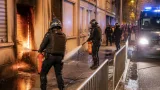 À Vitry-sur-Seine, des policiers éteignent un incendie et arrêtent le suspect en flagrant délit
