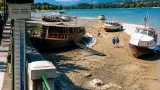 Annecy : le lac se vide, plages et bateaux confrontés à une baisse historique du niveau