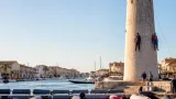 Au Grau‑du‑Roi, les pêcheurs bloquent le port et accrochent deux mannequins au phare