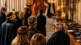 Au Prieuré de La Charité‑sur‑Loire, une pièce immersive plonge la cité dans la Vienne de la peste