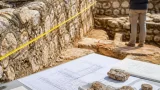 Aux Mazelles, un jeune archéologue décrypte la construction d’un édifice gallo‑romain