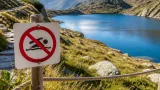 Auzat interdit la baignade dans neuf lacs d'altitude pour protéger l'environnement et la sécurité