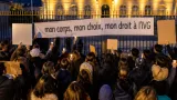 Blois : une soixantaine de personnes mobilisées devant la préfecture pour défendre l’accès à l’IVG