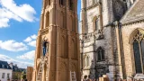 Bourges : une tour de carton de 20 m érige la fragilité du patrimoine sur le parvis de la cathédrale