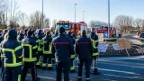 Chartres : une cinquantaine de pompiers en grève au rond‑point d'Orléans pour dénoncer des suppressions de postes