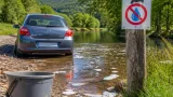Dans les Vosges, un automobiliste descend sa voiture dans la rivière pour la laver en pleine sécheresse