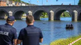 Découverte inquiétante d’un objet flottant dans la Meuse à Visé, la police saisie