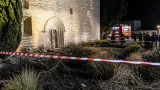 Des départs de feu volontaires autour du prieuré de Patrick Bruel à L'Isle‑sur‑la‑Sorgue, une enquête ouverte