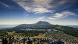 Éclipse du 12 août : foule sur les puys, mais les nuages ont voilé le moment fort