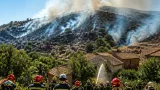 Incendies à Écoche (Loire) : 15 hectares brûlés, une centaine de pompiers mobilisés pour protéger des habitations