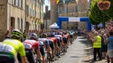 Le peloton du 59ᵉ Tour du Limousin déboule en Creuse pour une arrivée à Dun‑le‑Palestel