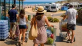 Pouvoir d’achat : des vacances « moins loin, moins cher » qui transforment les comportements des estivants