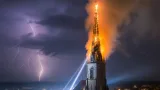 Un orage frappe le clocher de l’église de Saint‑Salvadou : le sommet de l’édifice embrasé
