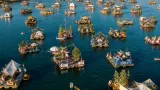 Un village flottant éphémère transforme le lac de Grandval en scène collective