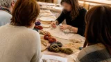 Une artiste de l’Orne initie au « point de Bayeux » avant d’exposer une œuvre en 2027
