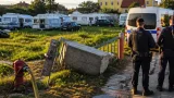Une quinzaine de caravanes s’installent après avoir déplacé un bloc de béton à Sainte‑Euphémie