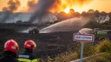 Vague d'incendies en Loire-Atlantique : plusieurs communes évacuées et des dizaines d'hectares partis en fumée