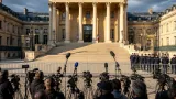 Versailles : la cour d’appel tranche sur la permission de voyage de Patrick Bruel