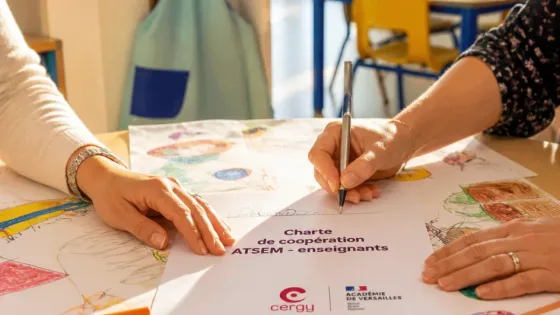 Cergy : une charte pour clarifier le rôle des ATSEM et harmoniser les pratiques en maternelle