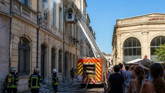 Incendie dans un immeuble intramuros à Avignon : des touristes évacués, la rue bloquée