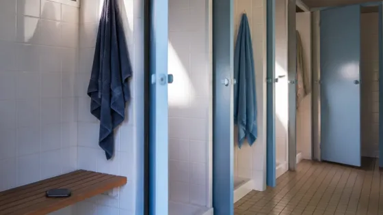 Un saisonnier interpellé après des photos prises dans les douches d’un camping de l’île d’Arz